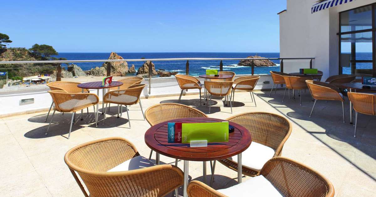 Een foto van het terras bij Gran Hotel Reymar