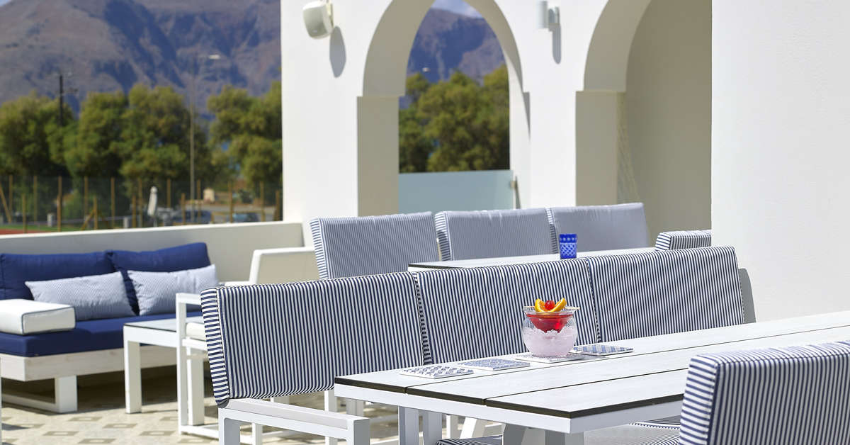 Een foto van het terras bij Anemos Luxury Grand Resort