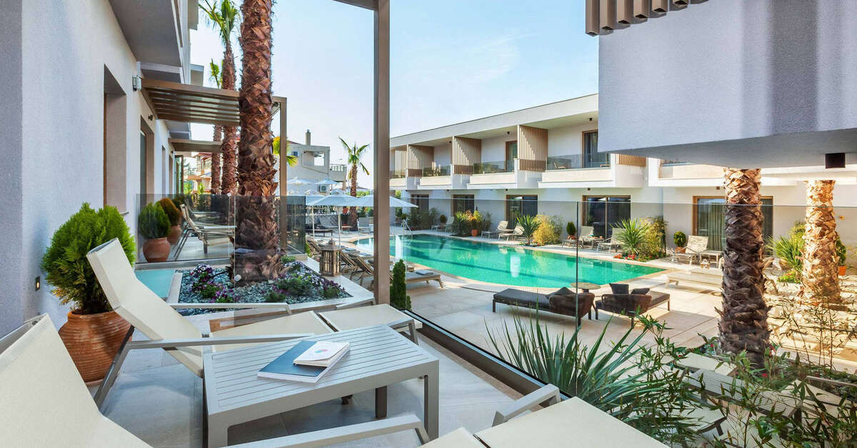 Een foto van het zwembad bij Pefki Deluxe Residences