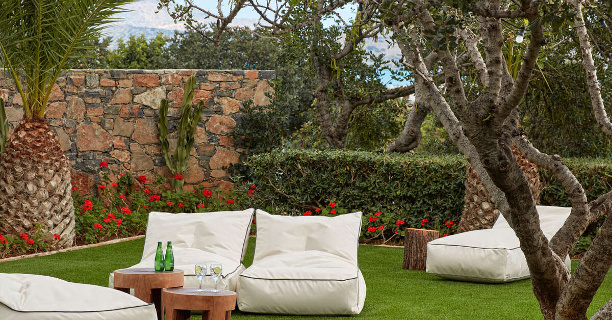 Een foto van het terras bij Elounda Palm Hotel & Suites