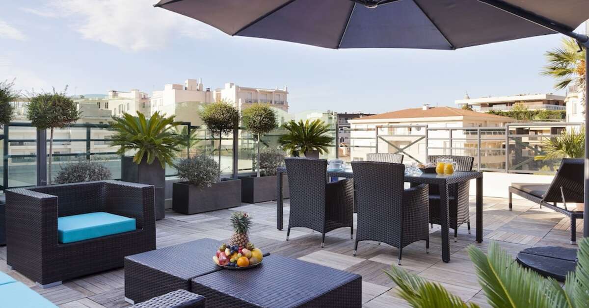Een foto van het terras bij Neho Suites Cannes Croisette