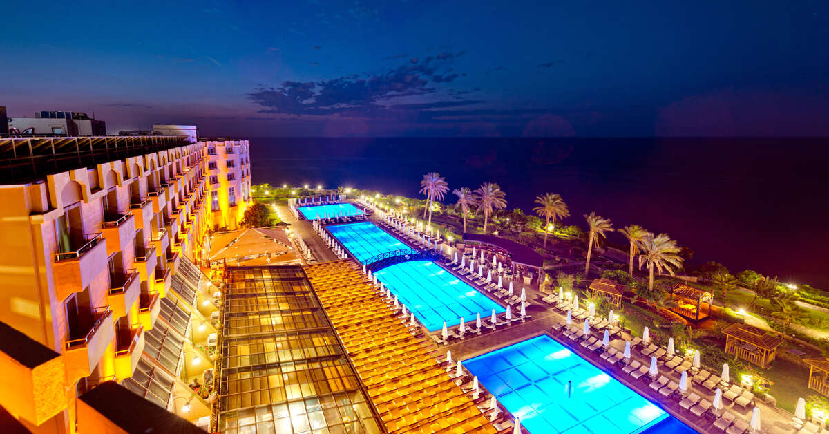 Een foto van het zwembad bij Merit Park Hotel & Casino