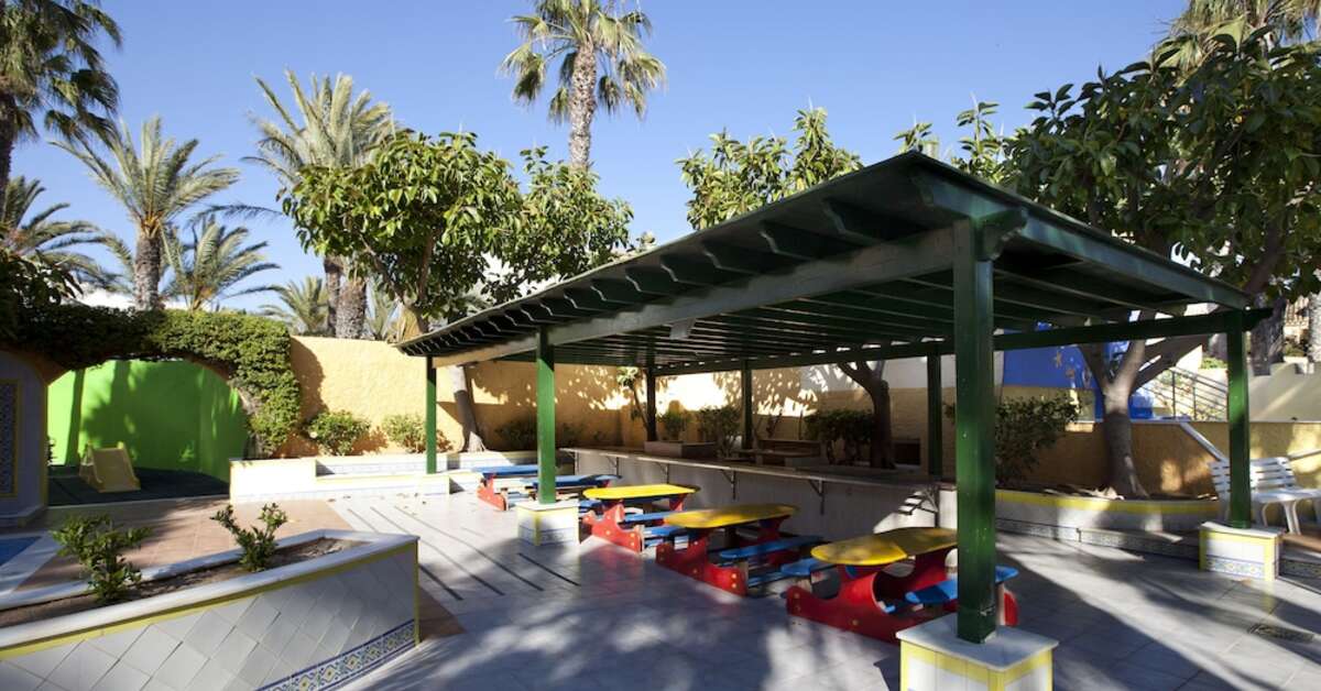 Een foto van het terras bij Playasol Hotel