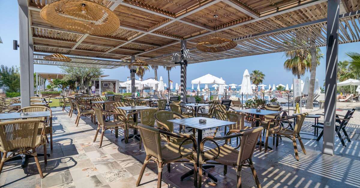 Een foto van het terras bij Flora Garden Beach Hotel