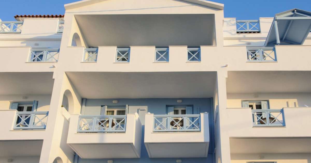 Een foto van de buitenkant van Erato Seaside Hotel