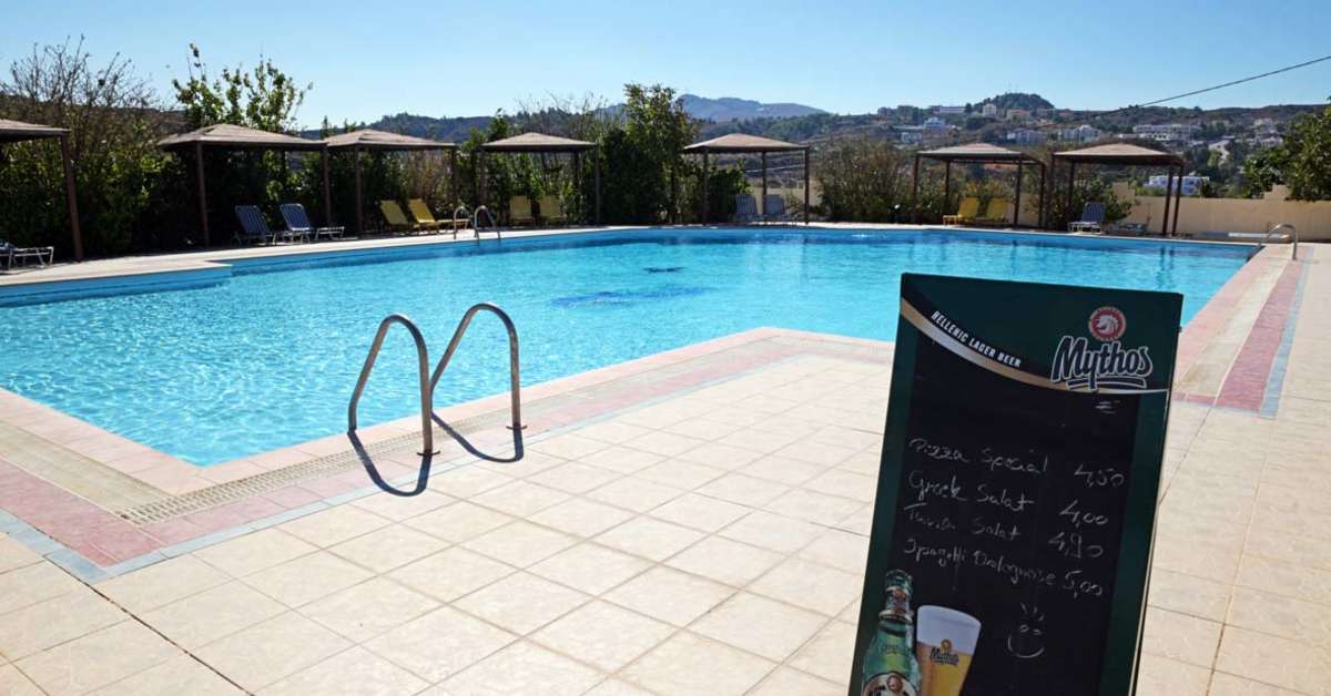 Ein Foto vom Pool im Telhinis Hotel