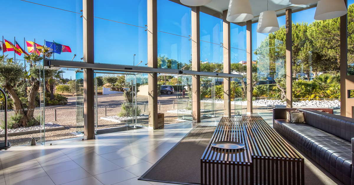 Een foto van het interieur van NAU Sao Rafael Suites