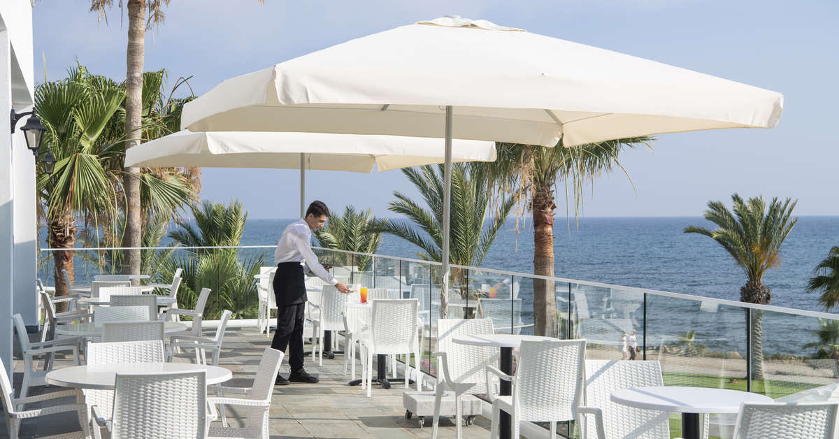 Een foto van het terras bij Akti Beach Village Resort
