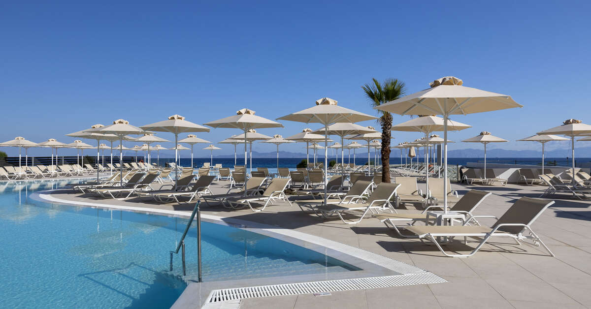 Een foto van het zwembad bij Belair Beach Hotel