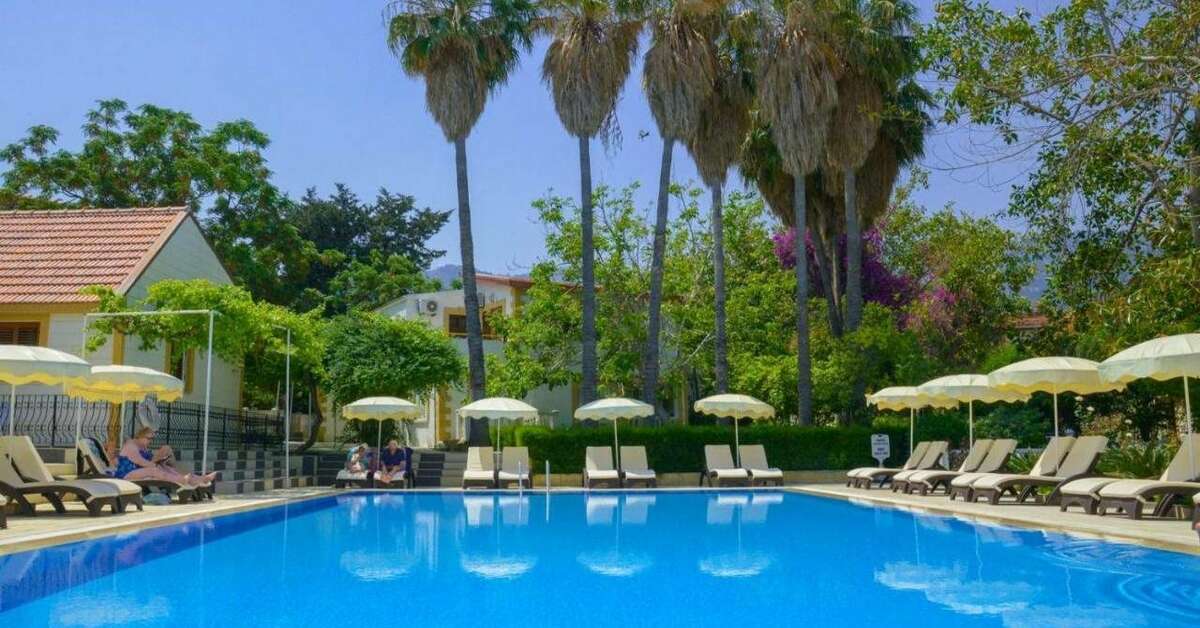 Een foto van het zwembad bij Riverside Garden Resort