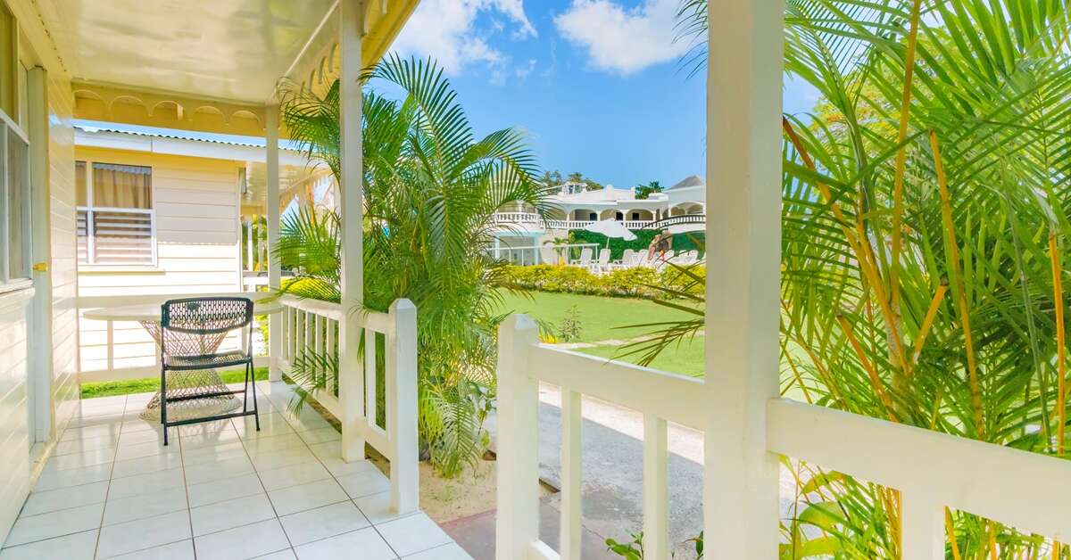 Een foto van het terras bij Travellers Beach Resort