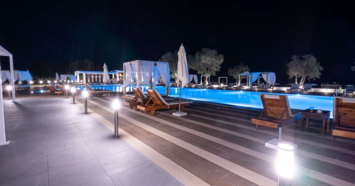 Een foto van het zwembad bij Kamari Plus Hotel