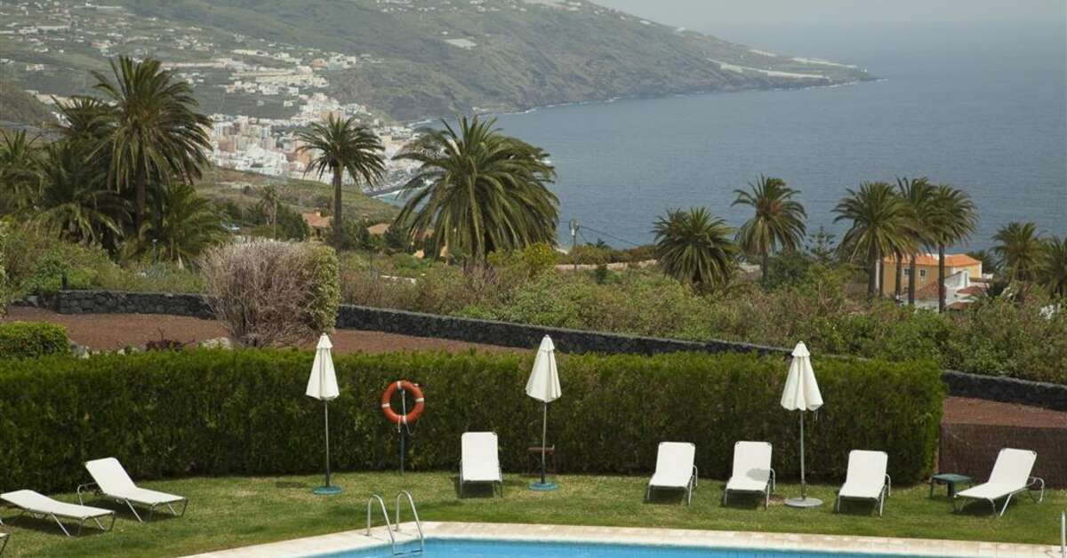 Een foto van het zwembad bij Parador de La Palma