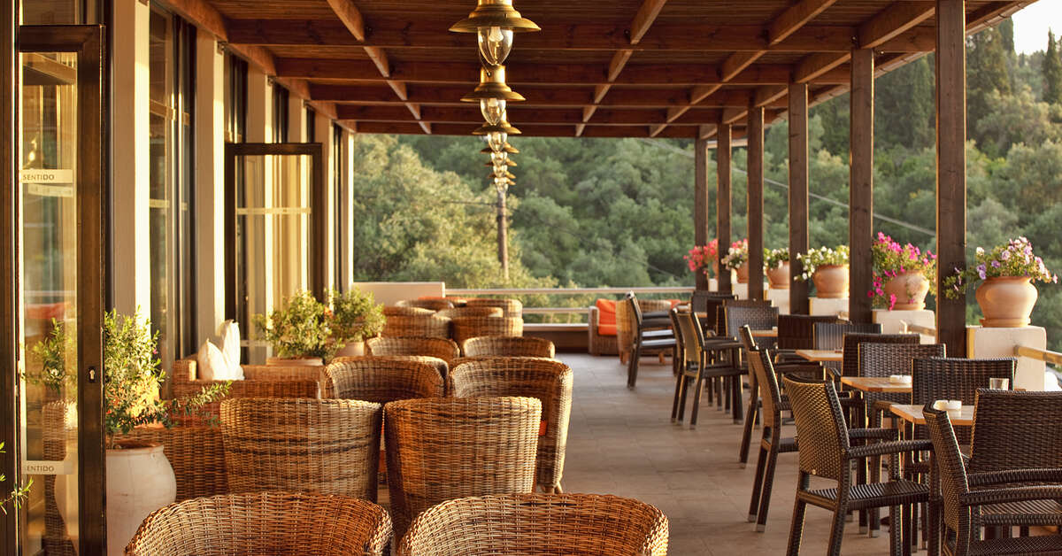Ein Foto von der Terrasse im Aeolos Beach Resort