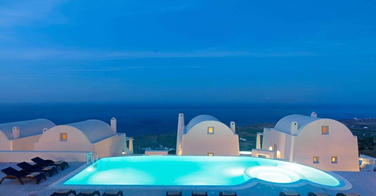 Ein Foto vom Pool im Dome Santorini Resort