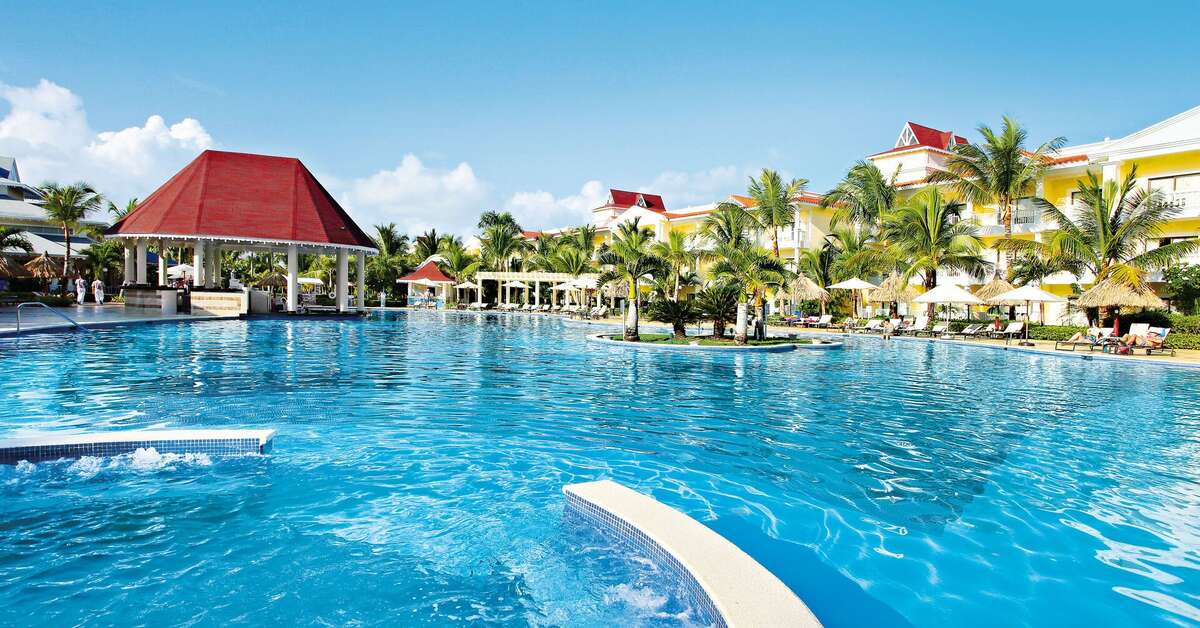 Een foto van het zwembad bij Luxury Bahia Principe Esmeralda