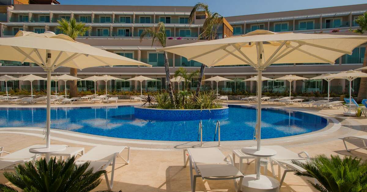 Een foto van het zwembad bij Bellazure Hotel