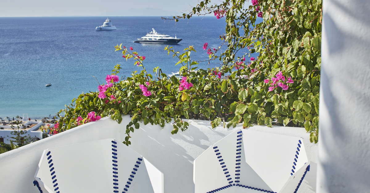 Een foto van het terras bij Myconian Ambassador - Relais & Chateaux