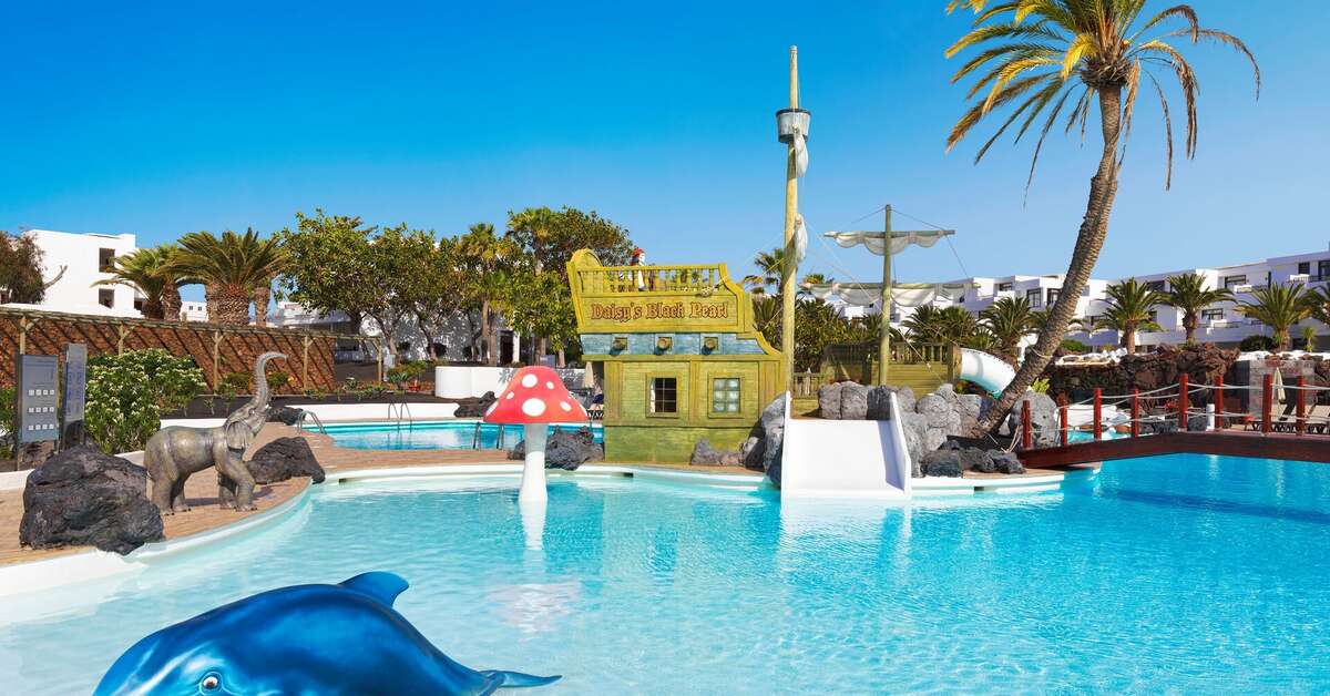 Een foto van het zwembad bij H10 Suites Lanzarote Gardens