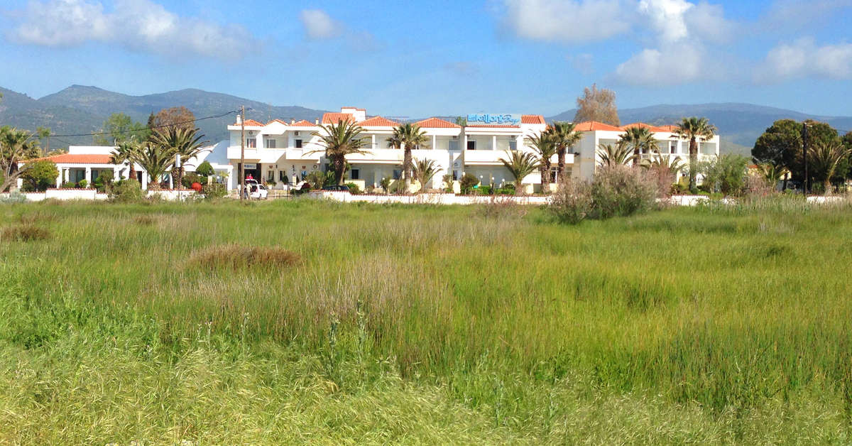 Ein Foto von der Außenansicht des Hotel Kalloni Bay