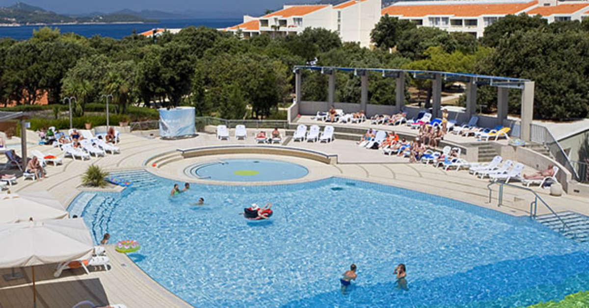 Een foto van het zwembad bij Valamar Tirena Hotel