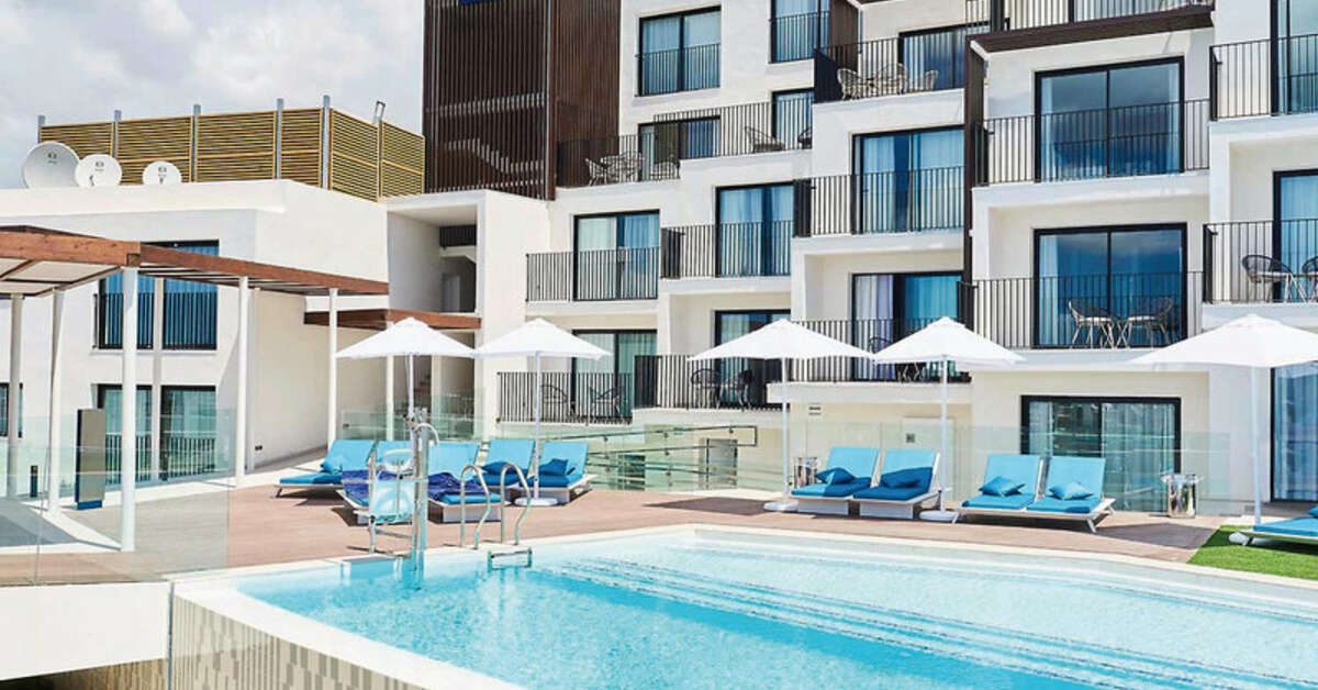 Een foto van het zwembad bij Eurostars Ibiza