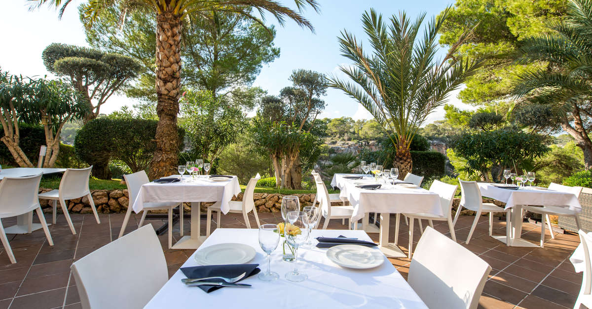 Een foto van het terras bij Ona Cala Pi Club Aparthotel