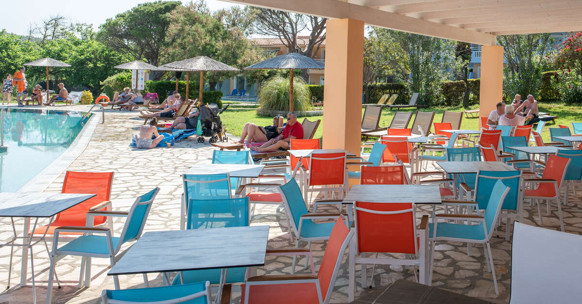 Een foto van het terras bij Hotel Ibiscus Corfu
