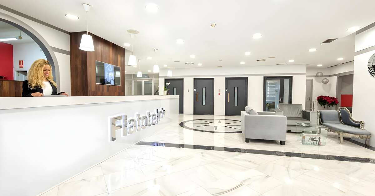 Een foto van het interieur van First Flatotel International