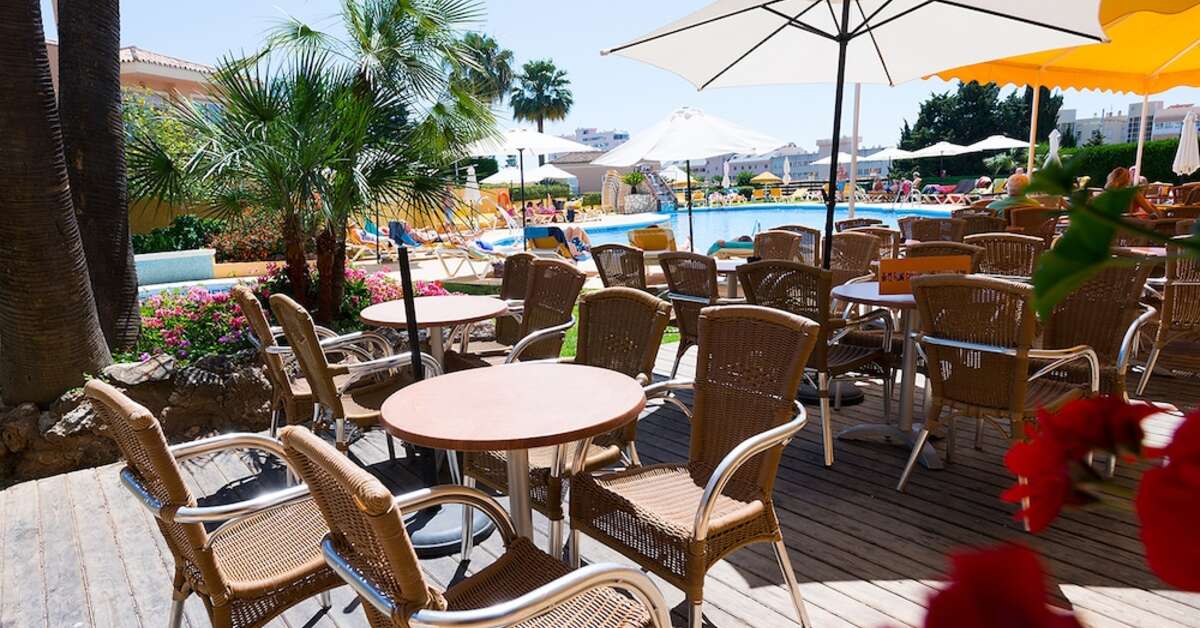 Een foto van het terras bij Hotel Monarque Torreblanca