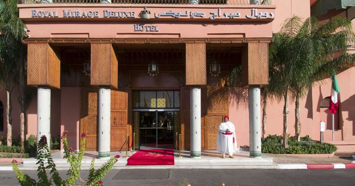 Een foto van de buitenkant van Royal Mirage Deluxe Hotel