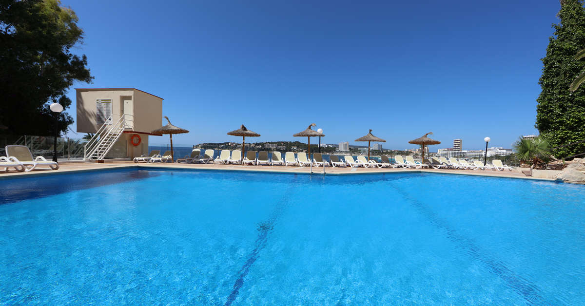 Een foto van het zwembad bij Sunlight Bahia Principe Coral Playa