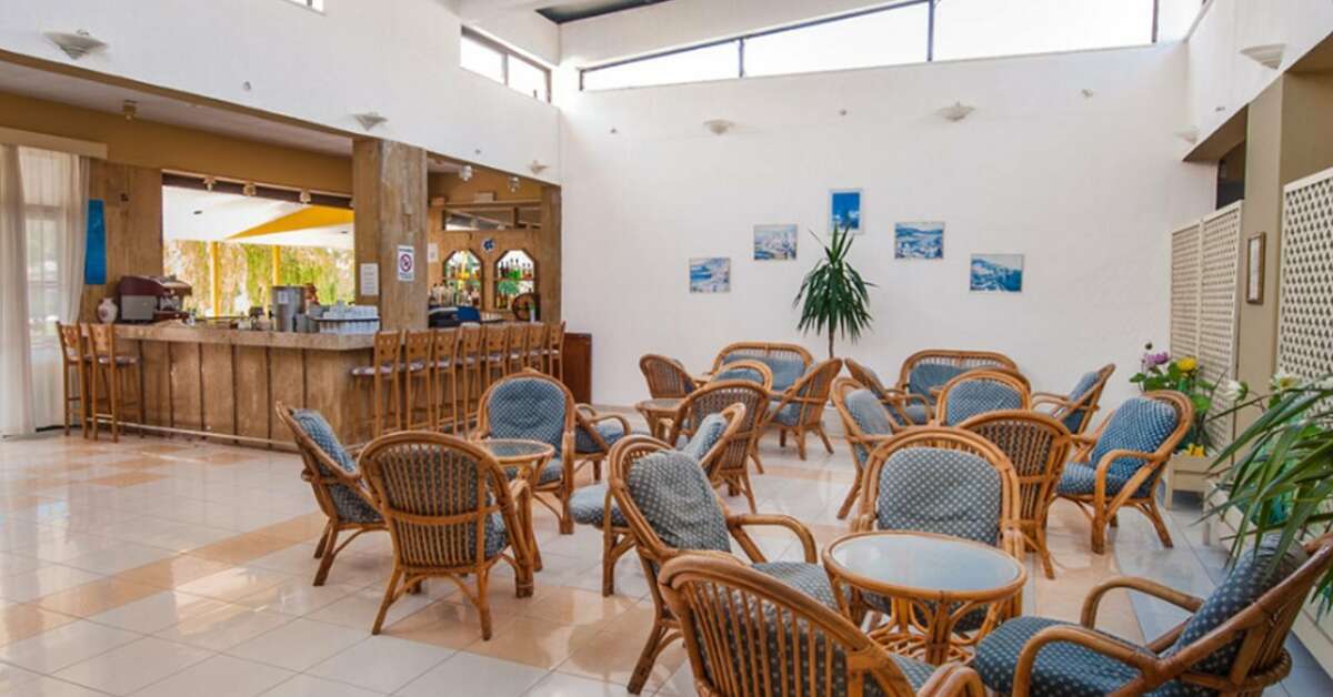 Een foto van het interieur van Aegean Bay Hotel