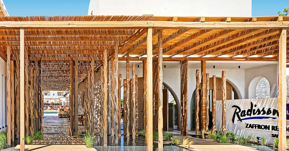 Een foto van de buitenkant van Raddison Blu Zaffron Resort