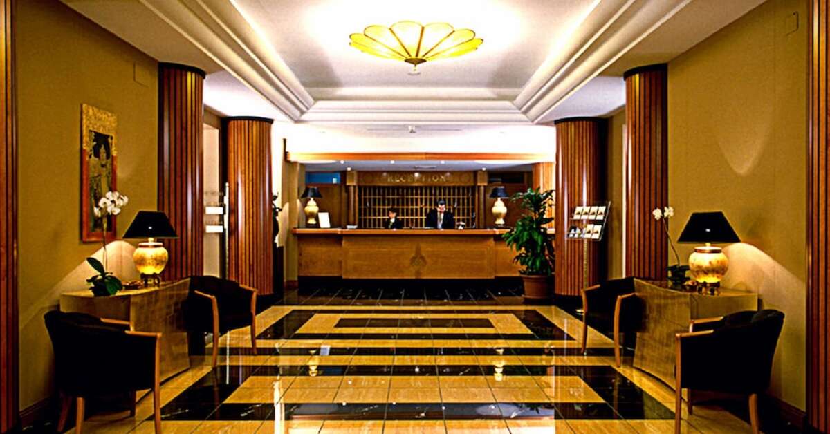 Een foto van het interieur van Ramada by Wyndham Naples