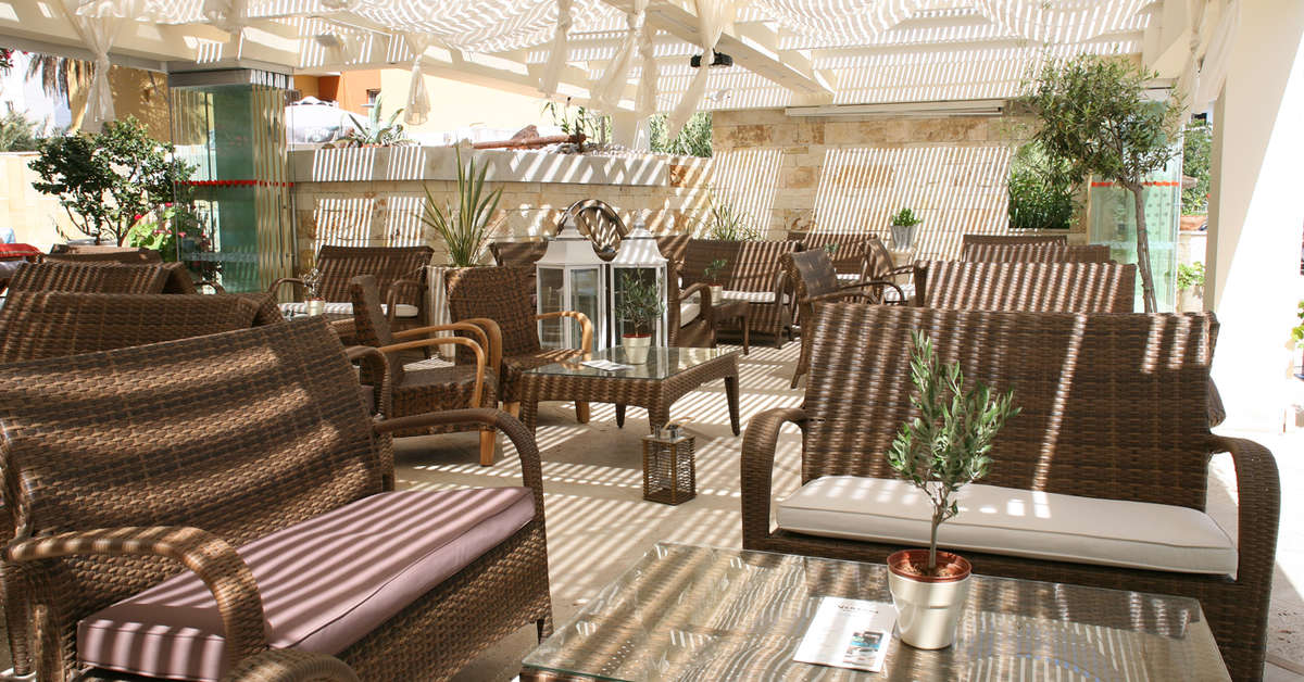 Ein Foto von der Terrasse im Glaros Beach Hotel