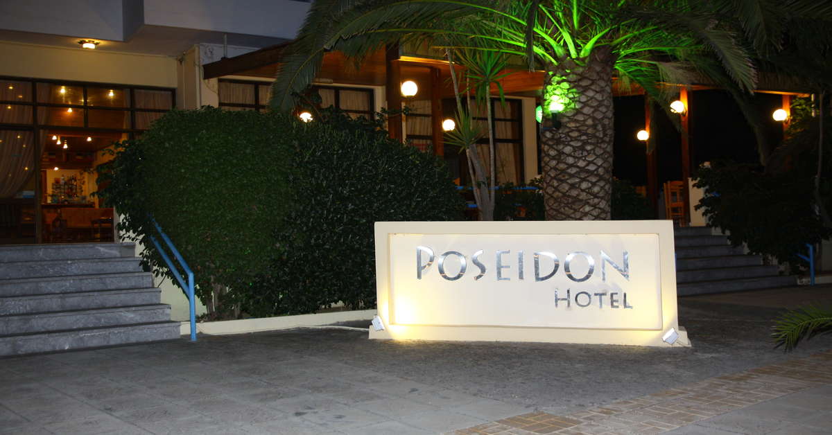 Een foto van de buitenkant van Hotel Poseidon