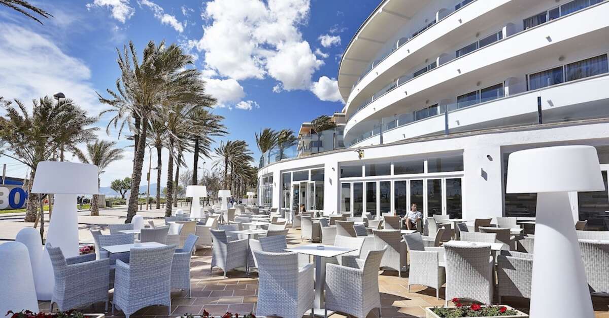 Een foto van het terras bij Grupotel Acapulco Playa