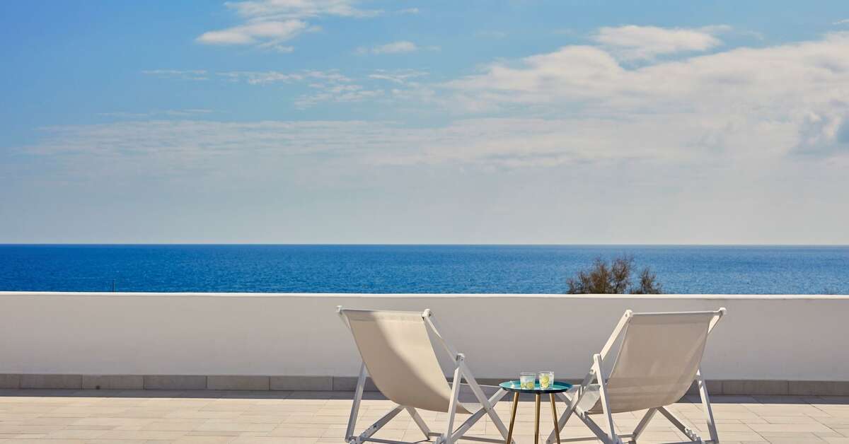 Een foto van het terras bij Aqua Blue Hotel