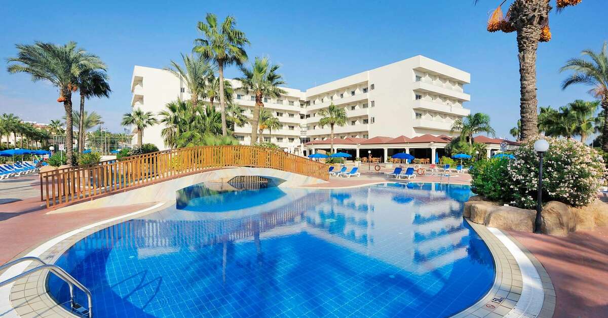 Een foto van het zwembad bij Nissiana Hotel