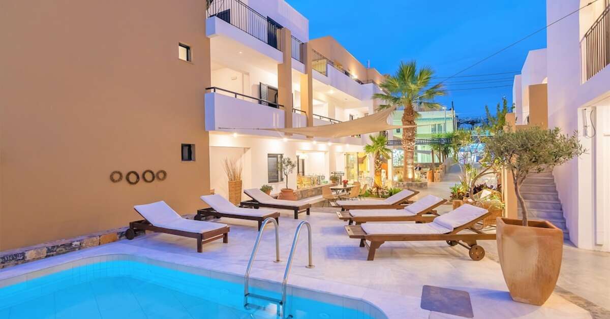 Ein Foto vom Pool im Nami Hotel & Suites