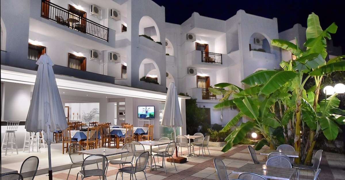 Een foto van het terras bij Skiathos Korali Hotel
