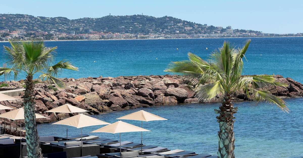 Een foto van het terras bij Pullman Cannes Mandelieu Royal Casino