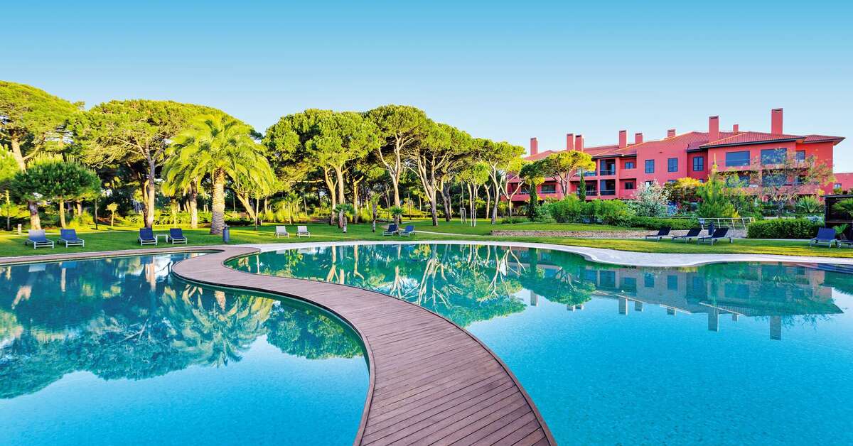 Een foto van het zwembad bij Sheraton Cascais Resort