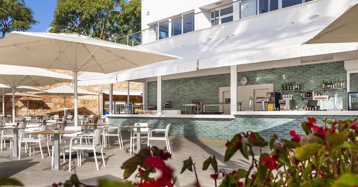 Een foto van het terras bij Globales Mimosa