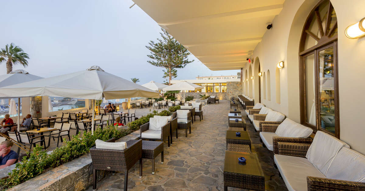 Ein Foto von der Terrasse im Dessole Malia Beach