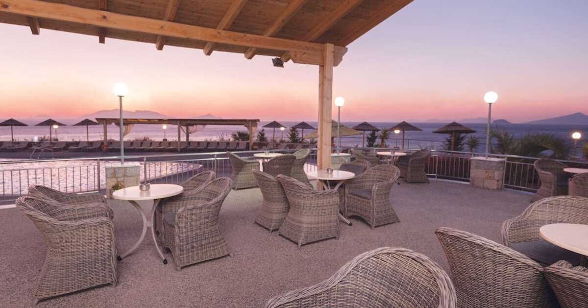 Een foto van het terras bij Grand Blue Beach Hotel