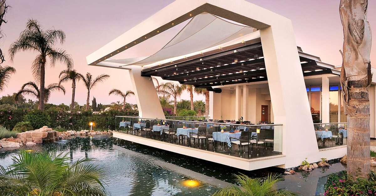 Een foto van het terras bij Olympic Lagoon Resort Ayia Napa