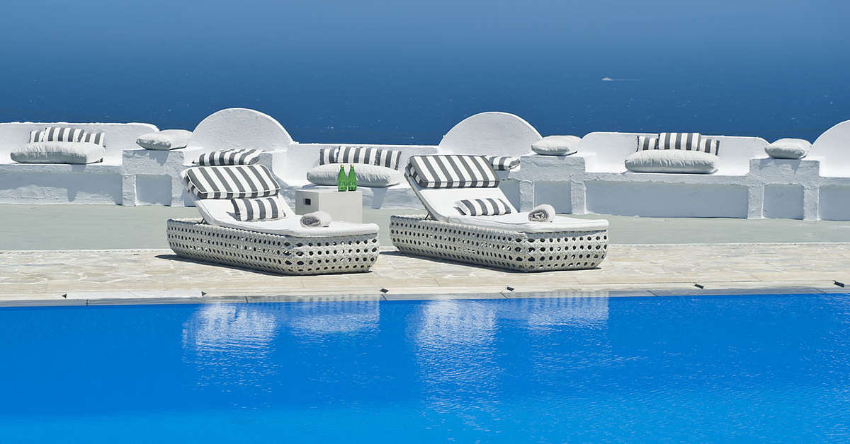 Een foto van het zwembad bij Santorini Palace Hotel