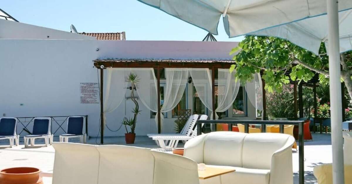 Een foto van het terras bij Hotel Aegeon